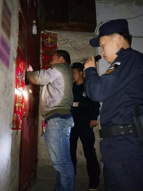 张掖地区粗心妈妈误将幼女锁家中 民警全城寻开锁师傅开门